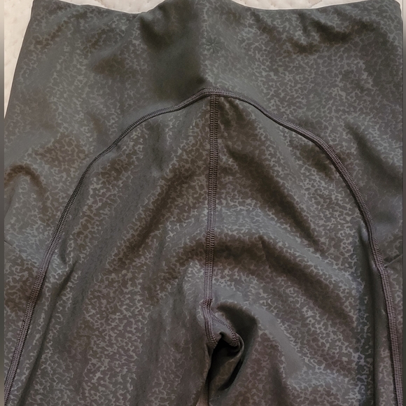 Athleta stash pocket 7/8 leggings - Picture 3 of 3